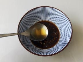 倒入2勺醋，2勺生抽，1勺盐，1勺白糖，1勺香油，1勺花椒油，也可以放点辣椒油