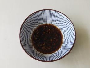 调成蒜汁备用，这样调出来的味道和食材一样一样放进去的味道不一样的