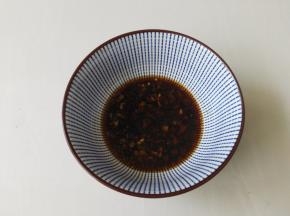 调成蒜汁备用，这样调出来的味道和食材一样一样放进去的味道不一样的
