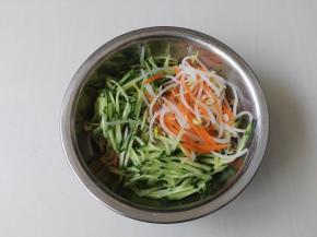 黄瓜丝，绿豆芽，胡萝卜丝放入一个大点的盆里