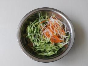 黄瓜丝，绿豆芽，胡萝卜丝放入一个大点的盆里