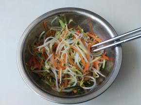 用筷子拌匀就可以上桌享用了，非常爽口