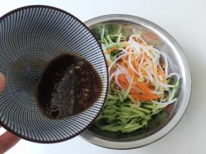 倒入之前调好的蒜汁