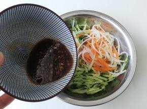 倒入之前调好的蒜汁
