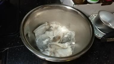 捞起鱼头、骨、尾（可不捞，但不想煮太长时间，鱼骨会全粘着酸菜）放入粉条