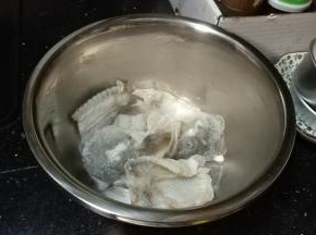 捞起鱼头、骨、尾（可不捞，但不想煮太长时间，鱼骨会全粘着酸菜）放入粉条