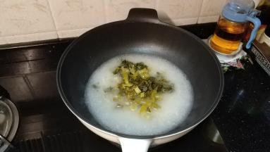 下酸菜煮五分钟煮出酸味