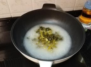 下酸菜煮五分钟煮出酸味