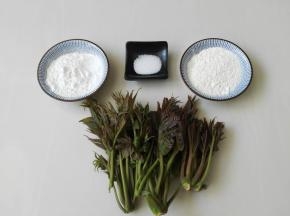 所有的食材都备好，香椿、面粉、玉米淀粉、盐少许