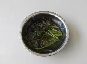 先把香椿用清水洗干净，多洗几遍