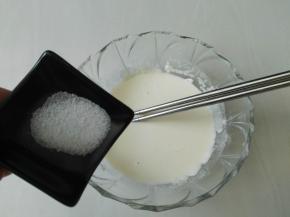 倒入适量的清水调成面糊，不要太稠，然后放入少许盐调味