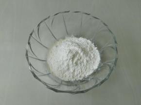 面粉和淀粉混合倒入碗里，比例是3:1，这样炸出来的口感特别脆，不需要添加鸡蛋