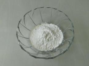 面粉和淀粉混合倒入碗里，比例是3:1，这样炸出来的口感特别脆，不需要添加鸡蛋