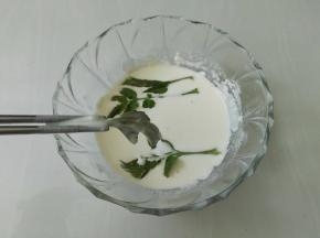 把香椿放入面糊里，使其均匀的裹满面糊，然后下锅炸至