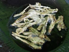 锅里倒入少许油，油温七成热的时候，放入裹满面糊的香椿，炸至金黄捞出便可以上桌享用了。