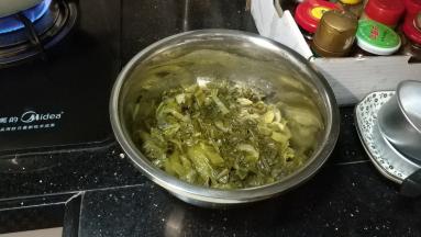 捞起酸菜入鱼骨盆里