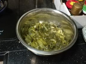捞起酸菜入鱼骨盆里