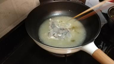 汤烧大火滚开后倒入鱼关火，让热汤均匀烫熟鱼片