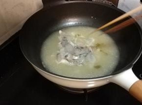 汤烧大火滚开后倒入鱼关火，让热汤均匀烫熟鱼片