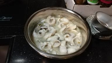 烫八成熟后倒入盆里