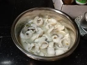 烫八成熟后倒入盆里