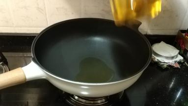 锅里放油