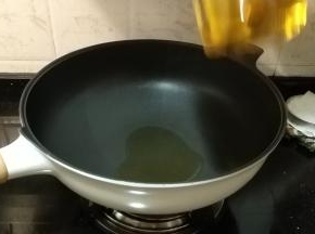锅里放油
