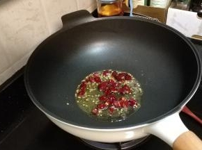 油热后倒入辣子、八角、花椒爆香