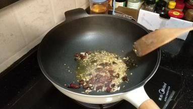最后放入剁椒酱炒均匀