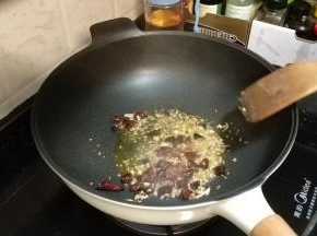 最后放入剁椒酱炒均匀