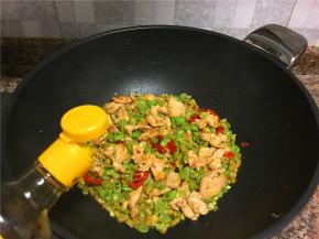 倒入适量生抽翻炒10秒即可出锅。