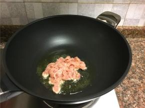 放入肉片快速翻炒至变色断生。