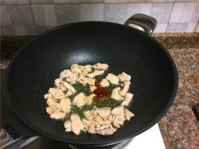 放入豆瓣酱翻炒10秒。