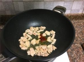 放入豆瓣酱翻炒10秒。