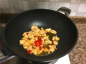 放入泡椒和泡姜翻炒10秒。