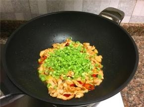 放入四季豆翻炒20秒。