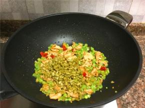 放入泡豇豆翻炒10秒。