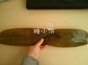干粽叶用清水泡软，刷洗干净后煮5-10分钟，剪去硬梗部分。
取2片处理好的粽叶光面向上两两相叠，我喜欢用尖的那部分交叠
