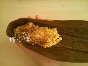 折出一个漏斗的形状，底部铺上一层米料，中间摆上馅料