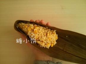 再铺米盖住馅料，用勺子轻轻压匀实