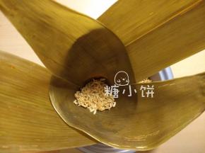 底部填上少量的米料