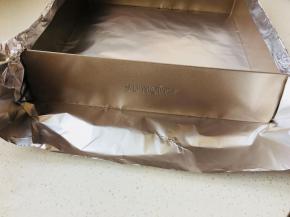 先将慕斯圈用锡纸包裹住底部。因为底部要放置消化饼层，所以如果你的锡纸不太厚，那么就包裹两层。