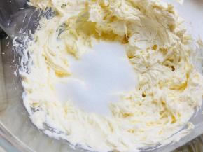 奶油奶酪隔水软化后，加入砂糖。