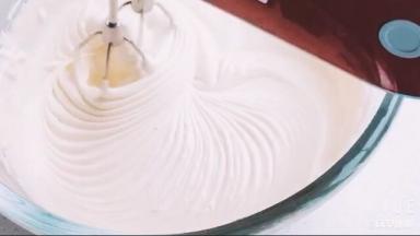 用打蛋器打顺滑。