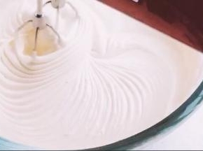 用打蛋器打顺滑。