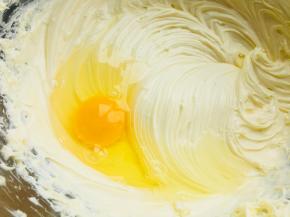 分次加入鸡蛋，打顺滑。