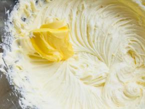 加入软化的黄油，一定要是软化的。最好是成泥状