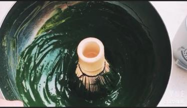 抹茶粉用热水冲开，搅拌到没有颗粒。