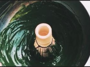 抹茶粉用热水冲开，搅拌到没有颗粒。
