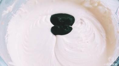 将搅拌好的抹茶酱倒入芝士糊中。筛入玉米淀粉。搅拌均匀。